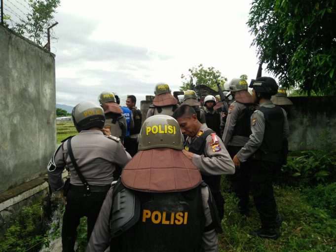 Massa amuk Rumah warga,Satu peleton Sabhara dan Brimobda disiagakan di monjok-karang taliwang