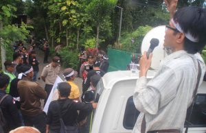 3 Warga Tomang omang dipolisikan, Puluhan massa Geruduk Esa Swardana
