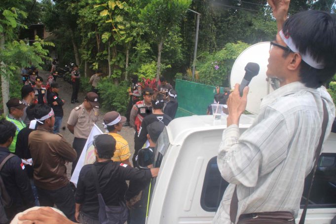 3 Warga Tomang omang dipolisikan, Puluhan massa Geruduk Esa Swardana
