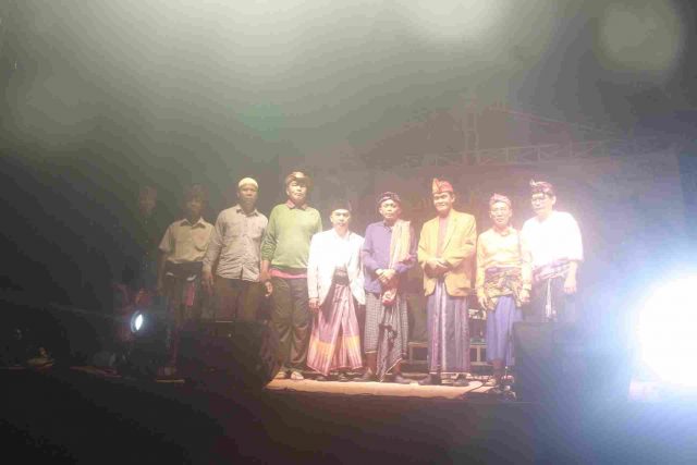 bau nyale di pantai dondon