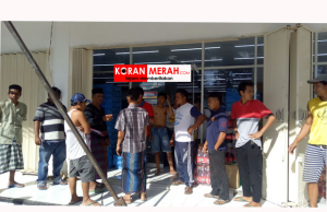 Anggap merusak ekonomi kaum jelata,warga tutup paksa indomart dekat kawasan mandalika
