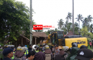 Terjunkan Polisi dan Alat berat ,ITDC mulai gusur warga