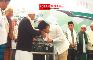 Cium tangan,Muhaimin Iskandar terima ini dari TGH Badaruddin