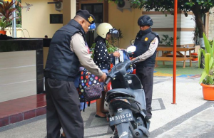 Ada Orang Mondar Mandir di depan Polda NTB, Polisi Amankan.Duuh…Ternyata…