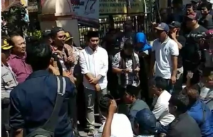 Sejumlah Massa Datangi KPU NTB. Aksar Ansory: Tunggu Hasil Rekap, Kami Tak Bisa Diintervensi