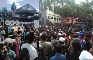 Massa Demo Di Lokasi Pleno KPU NTB. Hamzan Wadi: Kita Lawan Majdi, KPU Masuk Angin