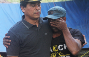 DPRD Lombok Tengah Salurkan Bantuan. Warga Menangis Di Pelukan Dewan