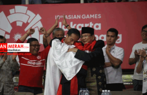 Karena Atlet Inilah, Jokowi Dan Prabowo Berpelukan jokowi dan prabowo berpelukan