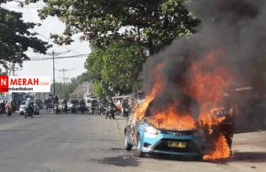 Mobil Taksi Terbakar. Dugaan Polisi Karena… mobil taksi terbakar