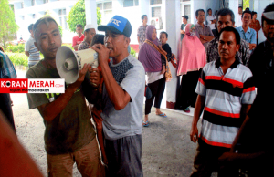 Mengamuk Saat Sidang Dewan. Pedagang Renteng Bersitegang. Dan Selanjutnya Ini Yang Terjadi pedagang pasar renteng praya