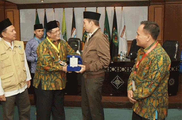 tgb terima penghargaan