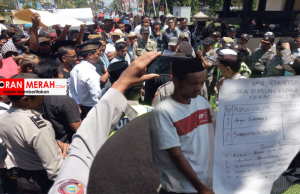 Ratusan Warga Mekar Sari Demo. Bentuk Panitia Tandingan, Cabut Nomor Urut demo pilkades mekar sari