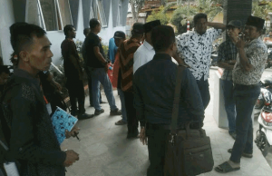 Geruduk BPN Kota Bima, Warga Minta Batalkan Sertifikat warga demo bpn bima
