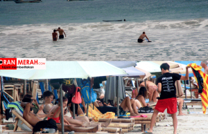 Turis Asyik Berlibur di Pantai Selong Belanak. Bupati Loteng Beri Klarifikasi wisata lombok pasca gempa