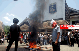 70 Desa Sahkan, 26 Desa Batalkan. Ada Pembakaran di Depan Kantor Bupati Loteng