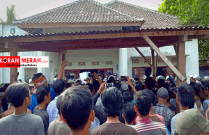 Deretan Foto Suasana Gejolak Dan Penyegalan Kantor Desa Lajut Karena Pilkades
