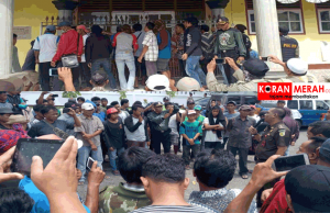 Pengusutan Kasus Korupsi Seperti Keong, Kantor Desa Aiq Beriq Disegel. Warga Demo Kejari