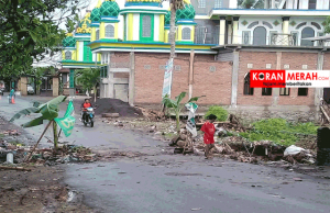 Banjir Dadakan Di Jalan Raya Bonder Akibat Sampah. Lubang Kali Buntu