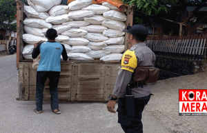 Hindari Penjarahan, Polisi Kawal Distribusi Pupuk di Bima