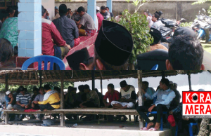 Tuding Manajemen Desa Semrawut, Puluhan Warga Mangkung Protes Kepala Desa
