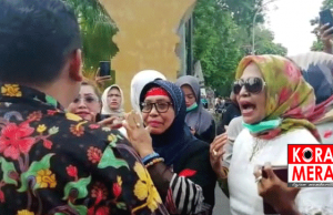 Emak Emak Geruduk Polda NTB, Belum Beri Izin Acara Rocky Gerung Dan Ustad Haikal
