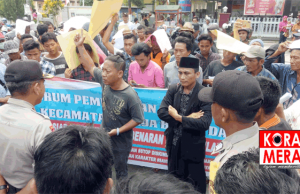 Minta Bebaskan Camat Praya Barat Daya, Kelompok Massa Tolak Ketemu Kasat Reskrim