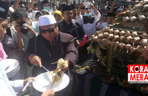 Lebaran Topat di The Mandalika, Ketupat Agung Dengan Bunga Setaman 9 Gunung