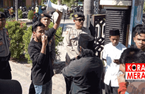 Demo di Dinas Dukcapil Loteng Sorot Praktek Percaloan Dan Bobroknya Pelayanan