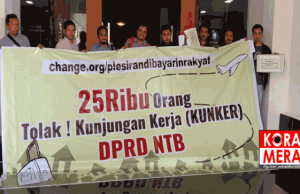 Aktivis Serahkan Petisi Tolak Kungker Anggota DPRD NTB. Diteken 25 Ribu Orang