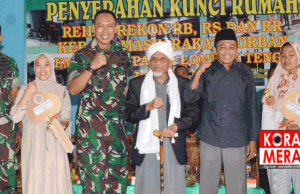 Danrem Dan Wabup Loteng Serahkan Kunci Rumah Tahan Gempa di Bagu