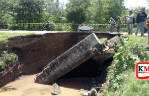 Satu Motor Lenyap di Jembatan Putus Kuta-Awang. Turis Ikut Foto