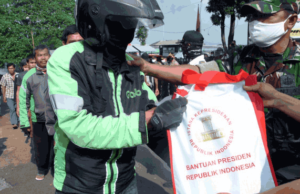 Tindakan Jokowi Bagi Sembako di Jalanan Jadi Sorotan