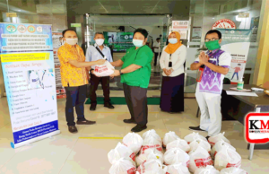 Peduli Tenaga Medis, Pojok NTB Dan Warga Tionghoa Bagi Sembako di RSUP NTB
