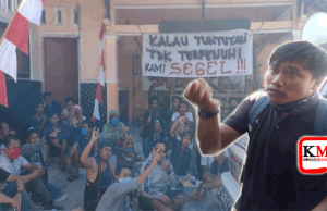 Warga Segel Kantor Desa Dasan Baru Kopang. Sekdes Diberhentikan