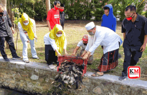 Sebar Ribuan Ikan di Sungai, Ini Gagasan Kreatif Selly-Manan untuk Kota Mataram