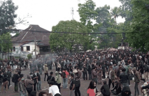 Demo Tolak RUU Omnibus Law di Bandung Diwarnai Bakar Ban Dan Pelemparan