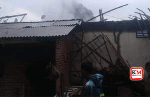 Ngeri !! Rumah Warga Di Desa Jelantik Terbakar Tersambar Petir. Begini Kejadiannya