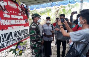Dandim Loteng Kunjungi Rumah Duka. Besok Jenazah Praka Dedi Hamdani Tiba di Pelambik