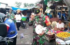 Aparat Tertibkan Pedagang di Pasar Renteng Agar Taati Prokes Covid-19