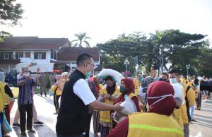 Jelang Lebaran, Zul Beri Bantual Sosial Ke Petugas Kebersihan. Ini Besarannya