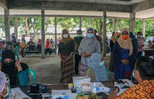 Edukasi Warga, Wagub NTB Pantau Kegiatan Vaksinasi Covid-19