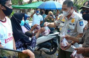 Bagikan Daging Qurban Ke PKL, Kasat Pol PP Loteng : Ada Yang Larang Jualan ?