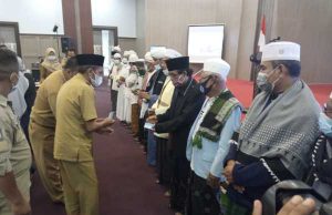 Bupati Loteng Berikan Kartu Maiq Meres ke Tuan Guru