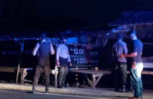 Aparat di Sekotong Patroli Ingatkan Toko Retail Dan PKL Tutup Tepat Waktu