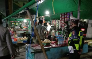 Aparat Gelar Patroli Malam Himbau PPKM ke Warga dan Pedagang