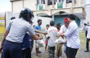 Warga Dapat Sembako, Akibat PPKM Darurat di Mataram