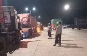 9 Unit Trailer Logistik Sirkuit Internasional Mandalika Tiba. Dikawal Ketat Aparat