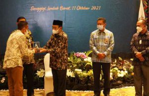 WTP Ke-9, Bupati Loteng Dapat Piagam Penghargaan