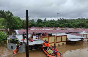 Evakuasi Korban Banjir di Perumahan Bhayangkara Residence