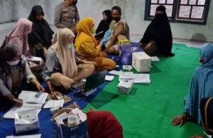 Kejar Target 70 Persen Vaksinasi di Sumbawa, Nakes Dan Polisi Bekerja Sampai Malam